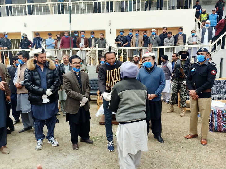 Afridi distributed ration without wearing mask, broke social distance rules