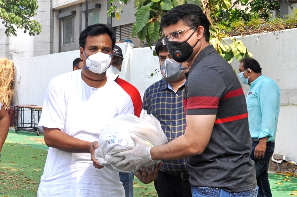 SOURAV GANGULY DISTRIBUTED FOOD TO THE NEEDY PEOPLE