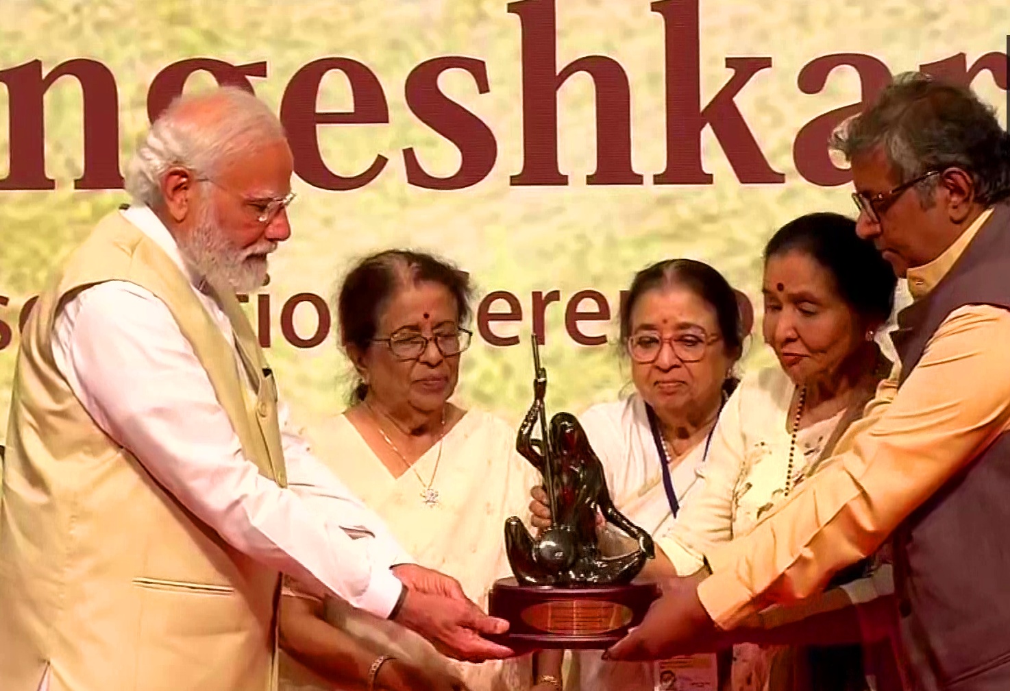 deenanath mangeshkar award to PM modi