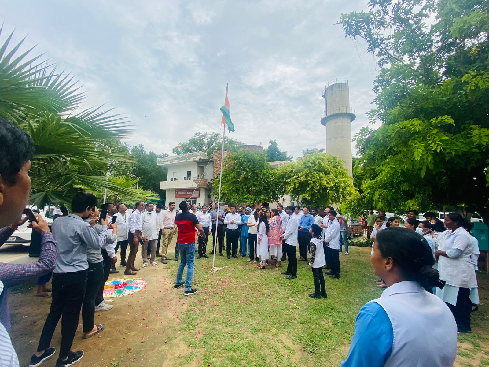 Sapra Hospital staff unfurling the flag on 15th August