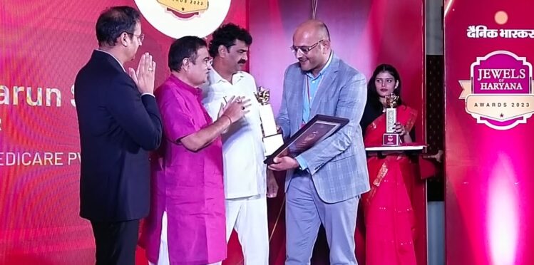 Dr Tarun sapra is receiving jewels of Haryana award 2023 from Nitin Gadkari