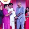 Dr Tarun sapra is receiving jewels of Haryana award 2023 from Nitin Gadkari