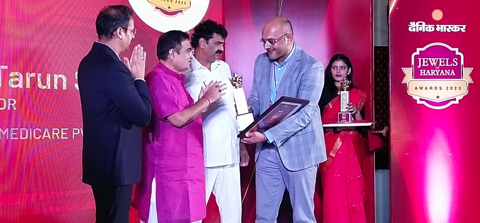 Dr Tarun sapra is receiving jewels of Haryana award 2023 from Nitin Gadkari