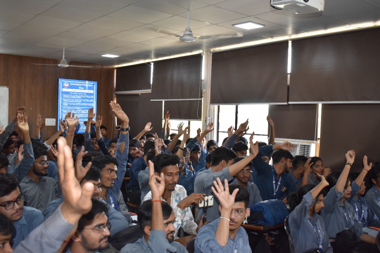 Students attending Seminar on How to Manage Digital Footprints at Govt Polytechnic by HiDM