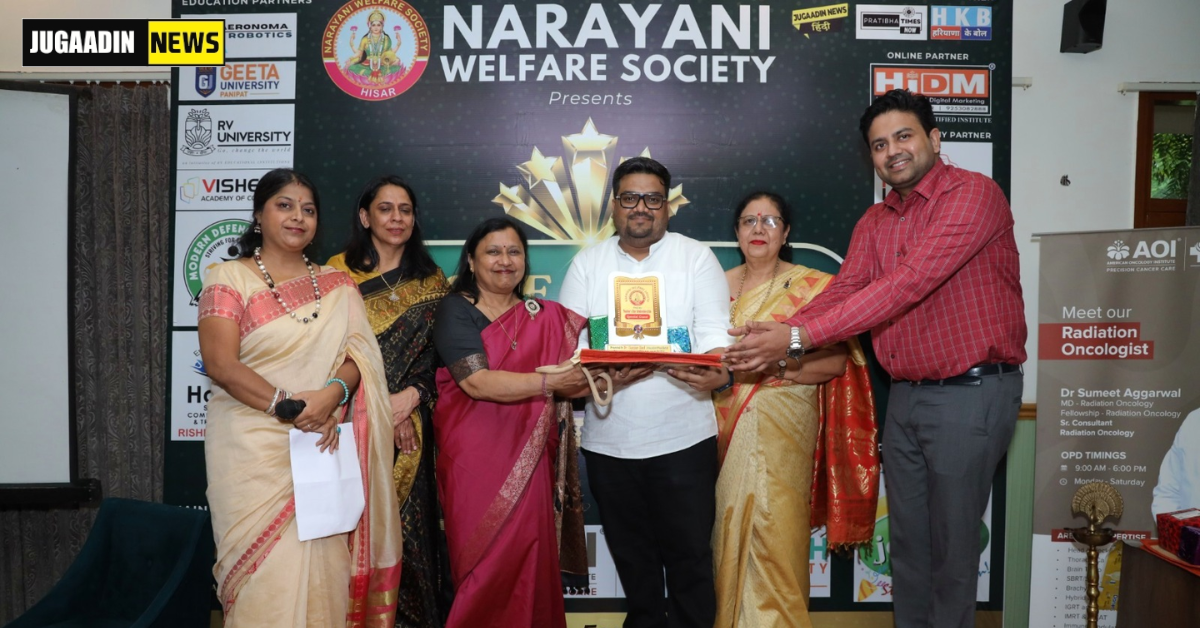 Er Manmohan Singla receiving Unique Teacher Award 2024
