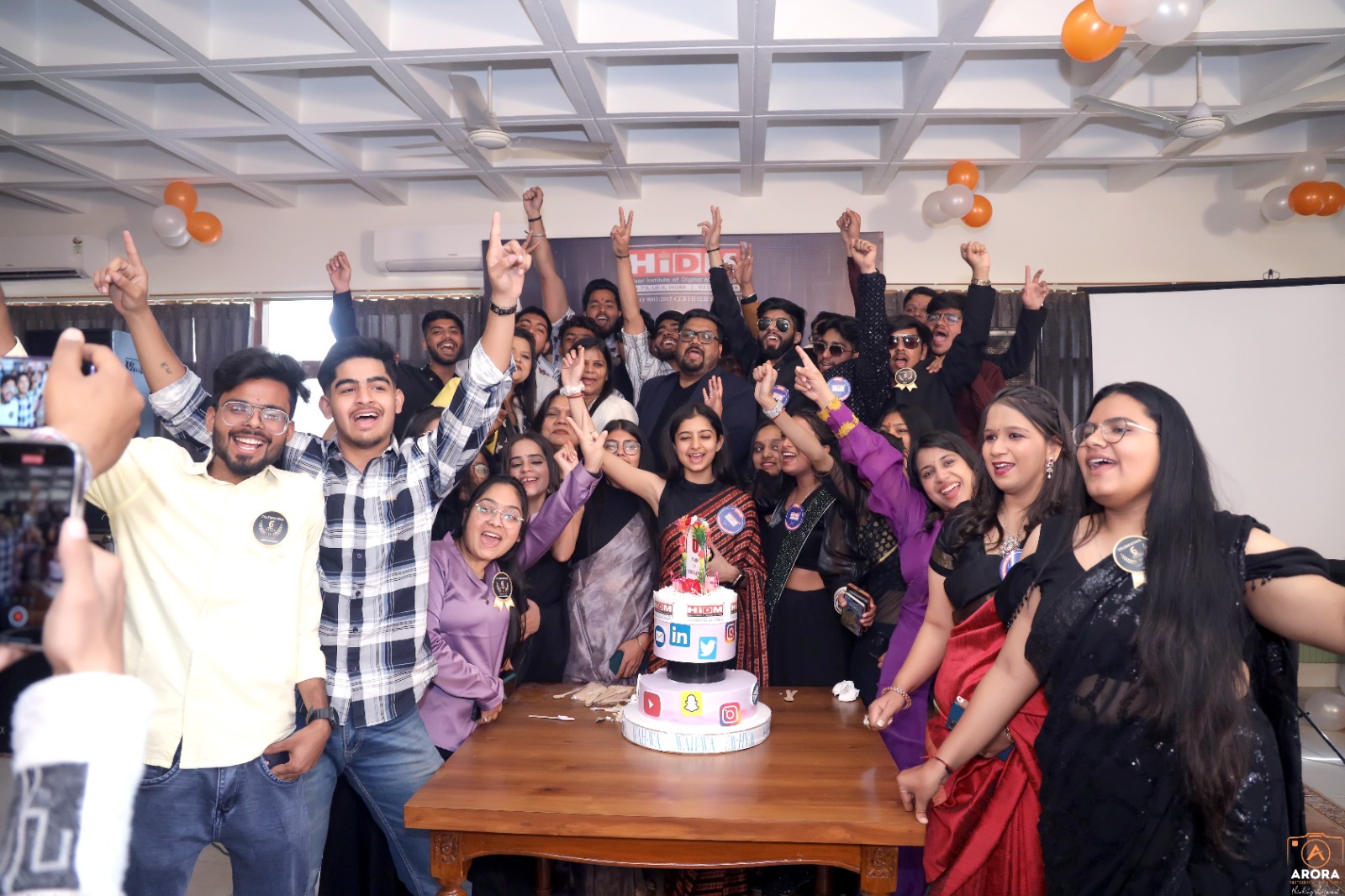 Happy faces of HIDM members capturing memories at the 6th-anniversary event.