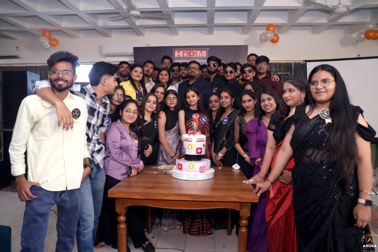 Manmohan Singla and the HIDM team cutting the cake to celebrate HIDM’s 6th anniversary.