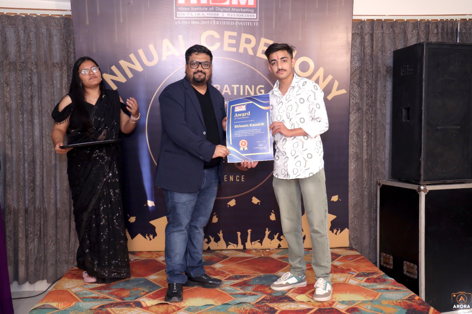 Manmohan Singla presenting the Digital Marketing Excellence Award to an HIDM alumnis.