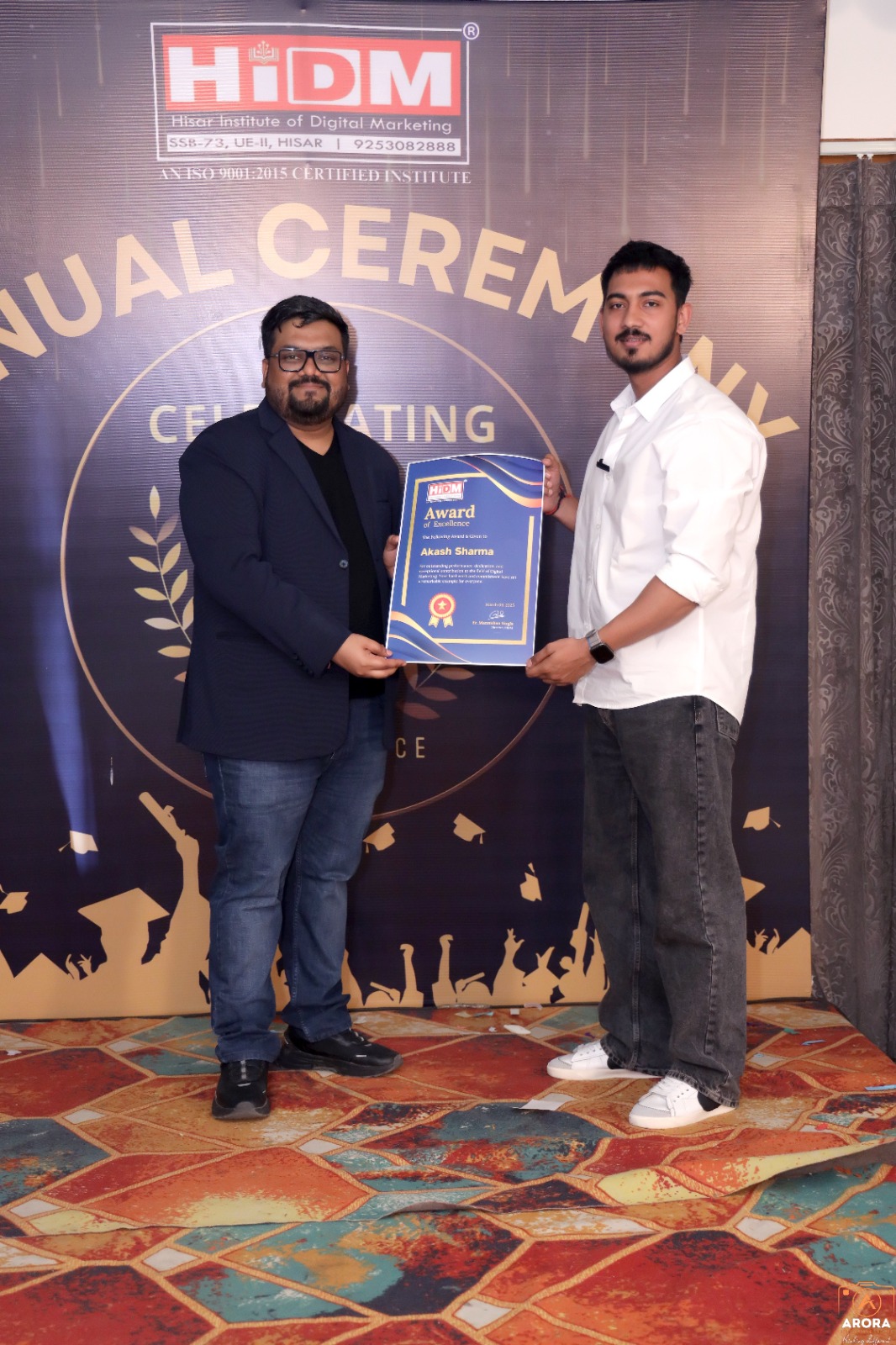 Student receiving Digital Marketing Excellence Certificate at HIDM 6th Anniversary Celebration.