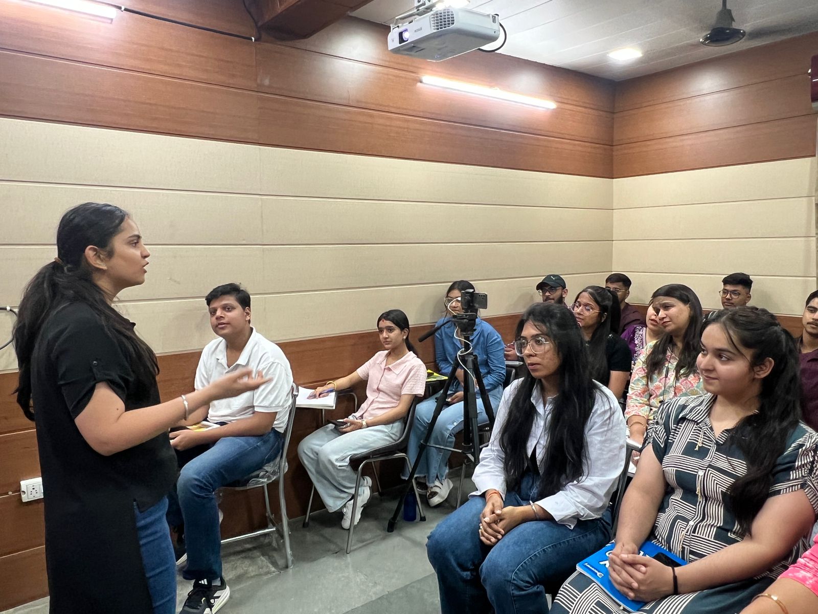 Garima BHayana Taking Seminar on Empowering Communication for Modern Workplace at HiDM