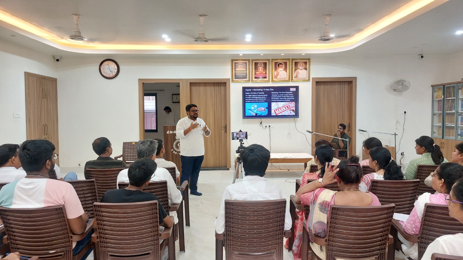 Er Manmohan Singla Presenting a seminar on Digital marketing at Terapanth Bhawan, Hisar 