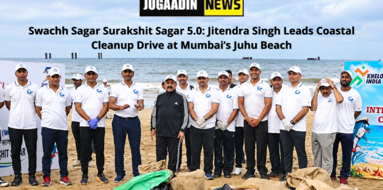 Union Minister Dr. Jitendra Singh with participants during the Swachh Sagar Surakshit Sagar 5.0 coastal cleanup drive at Mumbai’s Juhu Beach.